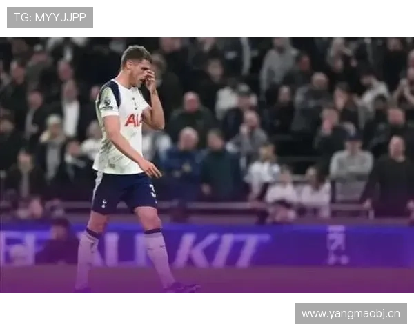 热刺防线前提过高,身后空当频遭利用,防守稳定性面临考验 热刺防线前提过高,身后空当频遭利用,防守稳定性面临考验