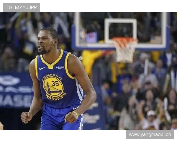 斯蒂芬·卡斯尔无球跑位拉开空间，较库里更倚重掩护